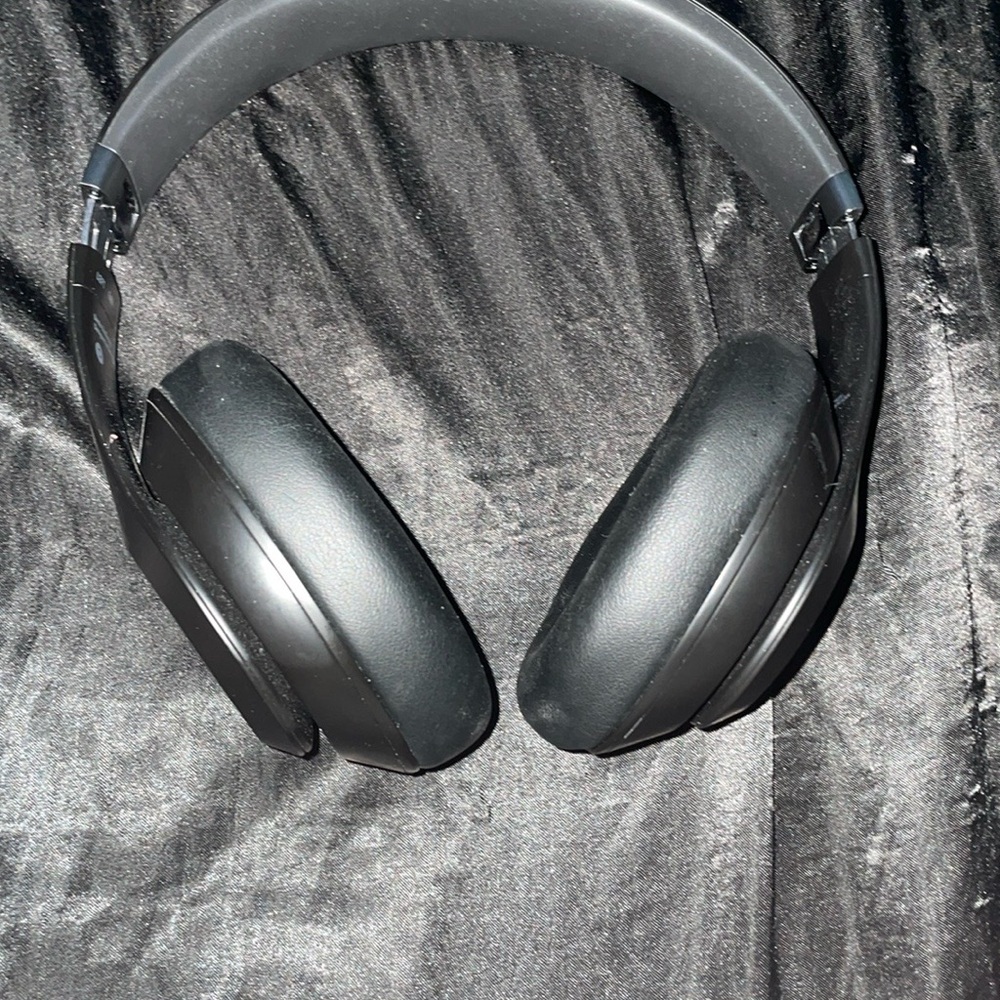 Beats Studio promby Dre Over-Ear Headphones - Black( STEAL PRICE )